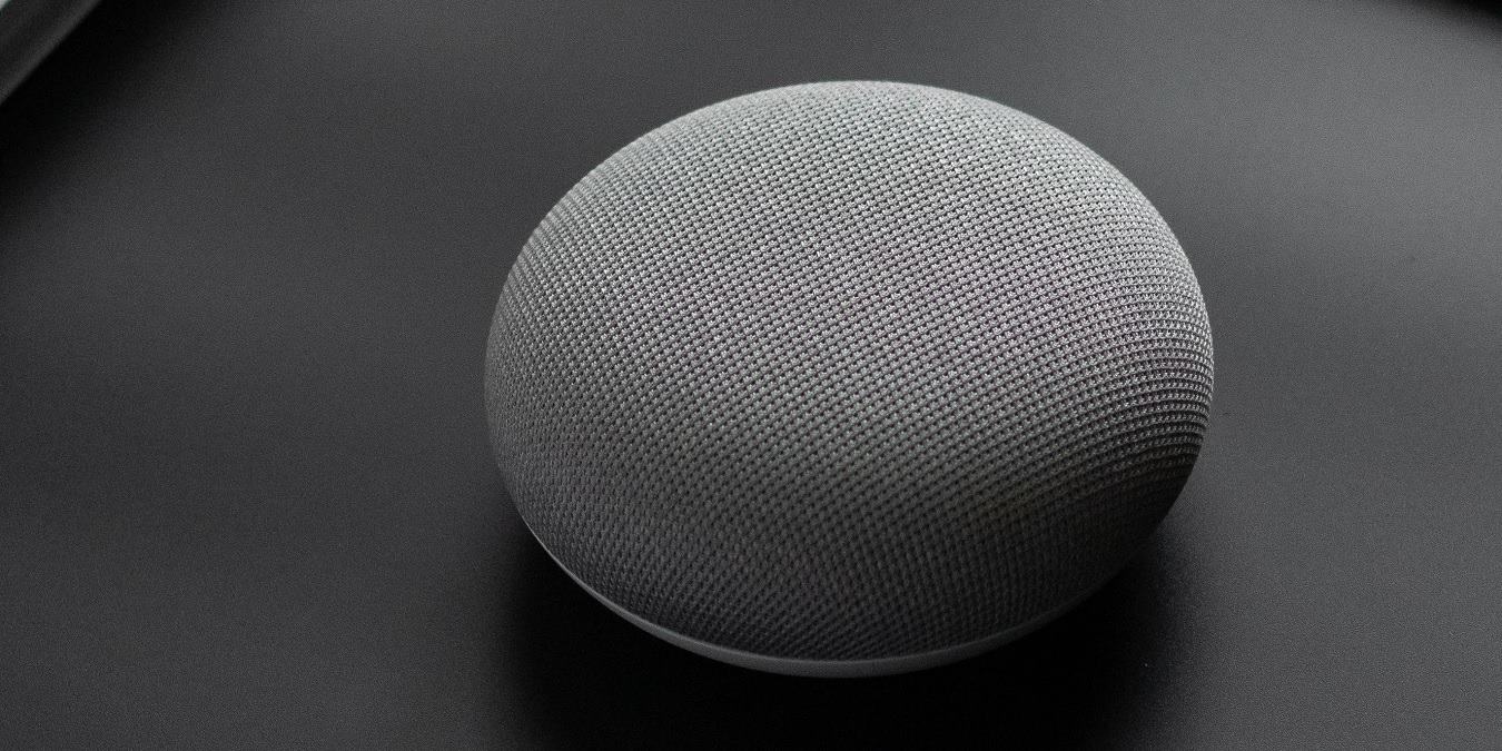 Featured image of Google Home Mini in Reset mode.