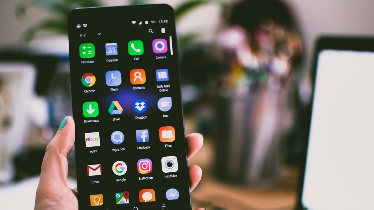 Featured image depicting an Android phone sharing apps (source: Pexels.)