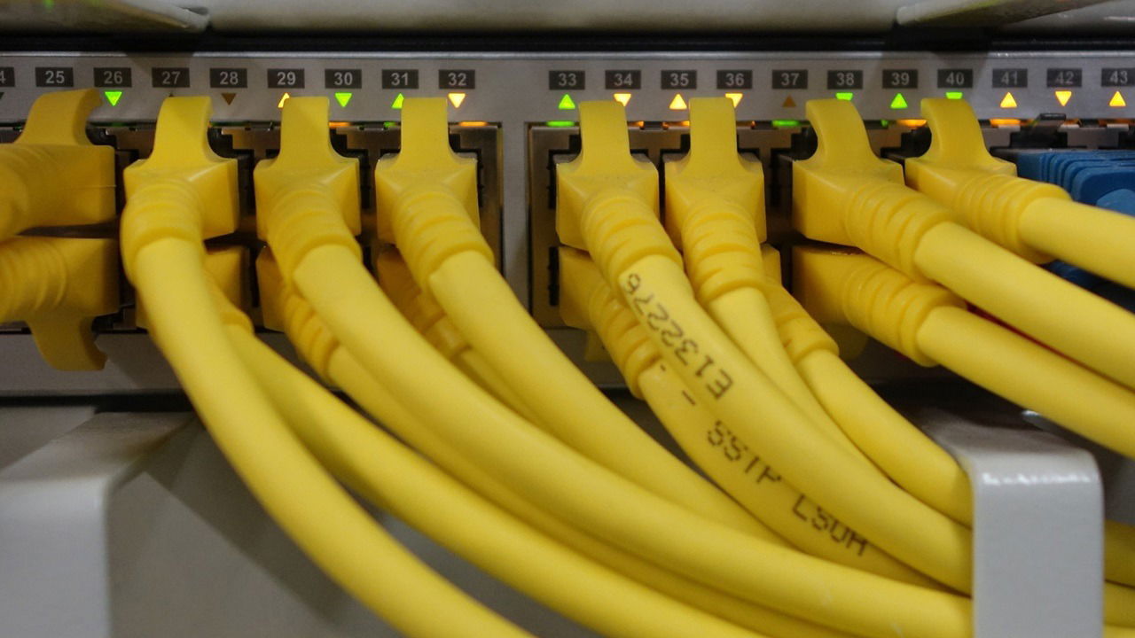 Ethernet hub vs splitter vs switch, the basic differences. A featured image for illustrative purposes only.