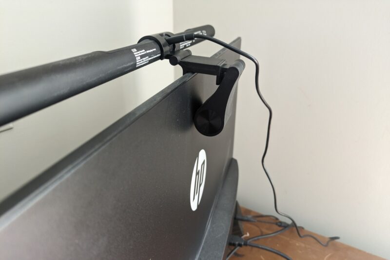 Quntis Light Bar attached to monitor